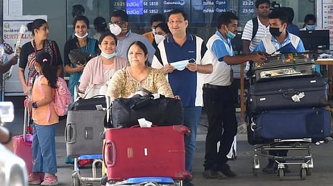 கரோனா விதிகளை பின்பற்றாத பயணிகளை விமானத்திலிருந்து வெளியேற்றலாம் - டிஜிசிஏ-வுக்கு டெல்லி உயர் நீதிமன்றம் உத்தரவு