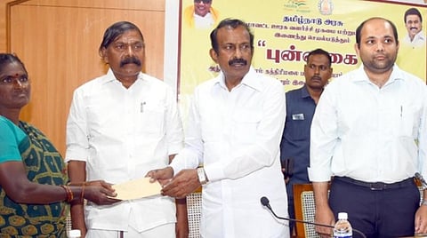 ஈரோடு மாவட்ட ஆட்சியர் அலுவலகத்தில் ஊரக வளர்ச்சி மற்றும் ஊராட்சித் துறை சார்பில் இணையதளம் வாயிலாக கத்திரி மலைப்பகுதியில் வசிக்கும் மலைவாழ் மக்களுக்கான புன்னகை என்ற இணைய வழி மருத்துவ சேவை மற்றும் கல்வி சேவையை அமைச்சர் முத்துசாமி தொடங்கி வைத்து நலத்திட்ட உதவிகள் வழங்கினார். அருகில் மாவட்ட ஆட்சியர் கிருஷ்ணனுண்ணி, அந்தியூர் எம்எல்ஏ வெங்கடாசலம்.