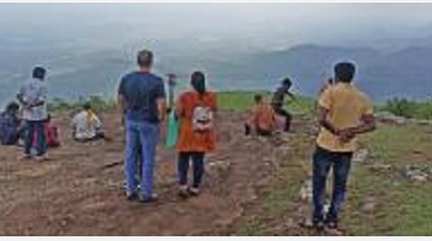 மேகமலை பள்ளத்தாக்கு பகுதிகளை ரசிக்கும் சுற்றுலாப் பயணிகள்.