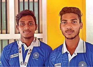 ஹாக்கி வீரர்கள் கார்த்திக், மாரீஸ்வரன்.