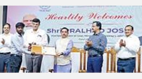 கரோனாவில் உயிரிழந்த என்எல்சி ஊழியரின் வாரிசு ஒருவருக்கு கருணை அடிப்படையில் பணி நியமனத்துக்கான ஆணையை வழங்கினார் மத்திய நிலக்கரி, சுரங்கங்கள் துறை அமைச்சர் பிரகலாத் ஜோஷி. உடன், நிறுவனத் தலைவர் மற்றும் நிர்வாக இயக்குநர் ராகேஷ் குமார், நிறுவன இயக்குநர்கள் மற்றும் தலைமை கண்காணிப்புத் துறை அதிகாரி உள்ளிட்டோர்.