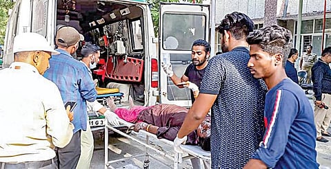 உத்தரப் பிரதேச மாநிலம் ஹாபூர் பகுதியில் சட்டவிரோதமாக செயல்பட்ட பட்டாசு ஆலையில் நேற்று வெடி விபத்து நேரிட்டது. இதில் காயமடைந்தவர்கள் ஆம்புலன்ஸ் மூலம் மருத்துவமனைக்கு அழைத்துச் செல்லப்பட்டனர். படம்: பிடிஐ