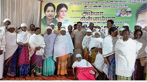 நீலகிரியில் பழங்குடியின மக்களுடன் டிடிவி தினகரன்.