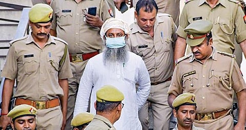 காஜியாபாத் நீதிமன்றத்துக்கு நேற்று பலத்த போலீஸ் பாதுகாப்புடன் அழைத்து வரப்பட்ட வலியுல்லா கான்.படம்: பிடிஐ