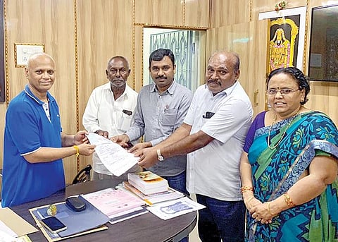 திருப்பதி ஏழுமலையானுக்கு ரூ.10 கோடி நன்கொடைக்கான காசோலைகளை நிர்வாக அதிகாரி (பொறுப்பு) தர்மா ரெட்டியிடம் வழங்கிய திருநெல்வேலி பக்தர் கோபால் பாலகிருஷ்ணன்.