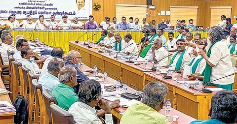 குறுவை சாகுபடி பணி குறித்து தஞ்சை ஆட்சியர் அலுவலகத்தில் நேற்று நடந்த ஆய்வுக் கூட்டத்தில் அமைச்சர்கள் பங்கேற்றனர். படம்: ஆர்.வெங்கடேஷ்