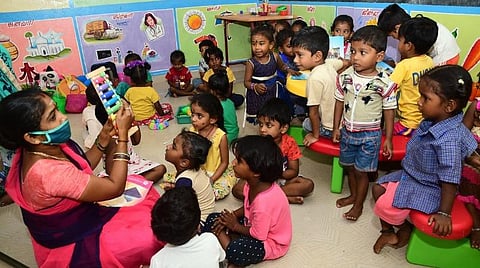 2,381 அரசு பள்ளிகளில் மழலையர் வகுப்புகள் மூடல்: அங்கன்வாடி மையங்களிலேயே தொடர கல்வித் துறை முடிவு