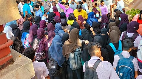 ஹிஜாப் தடைக்கு எதிராக போராடிய முஸ்லிம் மாணவிகள் 24 பேர் கல்லூரியில் இருந்து நீக்கம்