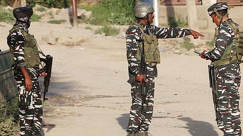 குண்டுவெடிப்பில் வீரர் உயிரிழந்த சம்பவம் - காஷ்மீரில் 4 தீவிரவாதிகள் கைது