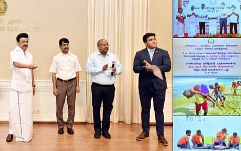 கடலில் மூழ்கித் தவிப்பவர்களை பாதுகாப்பதற்காக, 14 கடலோர மாவட்டங்களைச் சேர்ந்த 1,000 மீனவர்களுக்கு `கடற்கரை உயிர் பாதுகாப்பு மற்றும் மீட்புப் பயிற்சி' அளிக்கும் திட்டத்தை முதல்வர் மு.க.ஸ்டாலின் நேற்று தொடங்கிவைத்தார். அருகில், அமைச்சர் அனிதா ராதாகிருஷ்ணன், தலைமைச் செயலர் வெ.இறையன்பு, மீன்வளத் துறைச் செயலர் தெ.சு.ஜவஹர், ஆணையர் கே.சு.பழனிசாமி உள்ளிட்டோர்