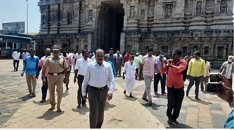 கோயிலில் ஆய்வு மேற்கொண்ட அதிகாரிகள்.