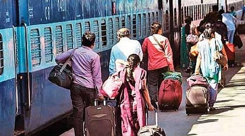 ரயிலில் அதிக உடமைகளுக்கு அபராதம்: சமூக வலைதள தகவலுக்கு ரயில்வே மறுப்பு