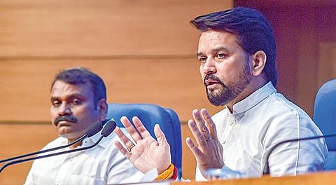 மத்திய தகவல் மற்றும் ஒலிபரப்புத் துறை அமைச்சர் அனுராக் தாக்குர் டெல்லியில் நேற்று செய்தியாளர்களுக்கு பேட்டி அளித்தார். உடன் மத்திய இணை அமைச்சர் எல்.முருகன்.படம்: பிடிஐ