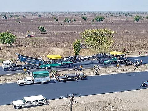 மகாராஷ்டிர மாநிலத்தில் உள்ள என்ஹெச்-53 தேசிய நெடுஞ்சாலை. இதில் 25 கி.மீ. தூர நெடுஞ்சாலை 78 மணி நேரத்தில் போடப்பட்டு கின்னஸ் உலக சாதனை புத்தகத்தில் இடம்பெற்றுள்ளது.-பிடிஐ