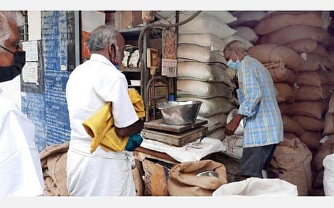 ரேஷன் கடை பணியாளர்களின் அகவிலைப்படி உயர்வு குறித்து ஒரு வாரத்துக்குள் முடிவு: தமிழக அரசு