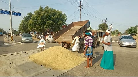 ஈரோடு: அரசு கொள்முதல் மையம் திறக்க வலியுறுத்தி சாலையில் நெல்லைக் கொட்டி விவசாயிகள் போராட்டம்