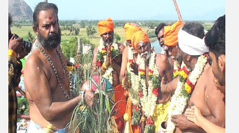 ஹெலிகாப்டர் மூலம் மலர் தூவி கோயில் கும்பாபிஷேகம்: உசிலம்பட்டி அருகே பக்தர்கள் பரவசம்