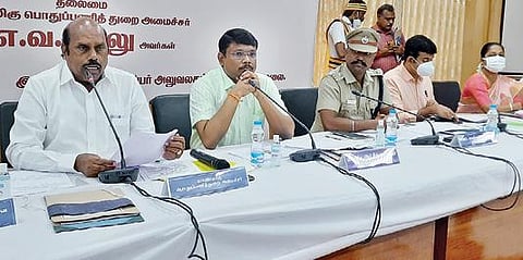 முதல்வர் வருகையின் முன்னேற்பாடுகள் குறித்த ஆய்வு கூட்டத்தில் பேசும் பொதுப்பணித்துறை அமைச்சர் எ.வ.வேலு. அருகில், ஆட்சியர் பா.முருகேஷ், காவல் கண்காணிப்பாளர் மருத்துவர் கே.கார்த்திகேயன் உள்ளிட்டோர். படம்:இரா.தினேஷ்குமார்.