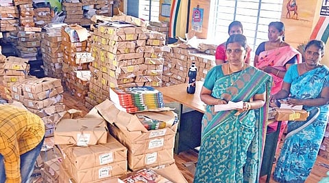 தூத்துக்குடியில் பள்ளிகளுக்கு பாடப்புத்தகங்களை பிரித்து அனுப்பும் பணியில் ஈடுபட்டுள்ள கல்வித்துறை ஊழியர்கள்.(வலது) தூத்துக்குடி ஹோலி கிராஸ் மேல்நிலைப்பள்ளியில் நடைபெற்ற ஆலோசனை கூட்டத்தில் கலந்து கொண்ட பள்ளி தலைமை ஆசிரியர்கள். படங்கள்: என்.ராஜேஷ்