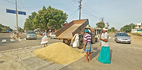 ஈரோடு | அரசு கொள்முதல் மையம் திறக்கக்கோரி சாலையில் நெல்லை கொட்டி போராட்டம்