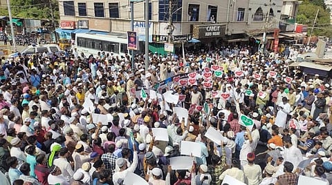 நூபுர் சர்மா கருத்துக்கு எதிர்ப்பு: டெல்லி, உத்தர பிரதேசத்தில் முஸ்லிம்கள் போராட்டம்