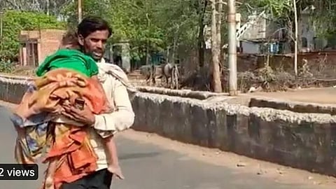 மத்தியபிரதேசத்தில் ஆம்புலன்ஸ் இல்லாததால் மகளின் உடலை தோளில் சுமந்து சென்ற தந்தை