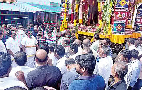 கன்னியாகுமரி மாவட்டம் குமாரகோயில் முருகன் கோயில் வைகாசி விசாகத் தேரோட்டத்தில் பங்கேற்ற அமைச்சர் மனோ தங்கராஜுக்கு பாஜக, இந்து அமைப்பினர் எதிர்ப்பு தெரிவித்த நிலையில், அமைச்சர் அனிதா ராதாகிருஷ்ணன் பேச்சுவார்த்தை நடத்தினார்.