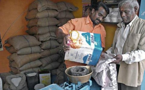 ரேஷன் ஊழியர்களுக்கு டி.ஏ. உயர்வு குறித்து பரிசீலனை - ஒரு வாரத்தில் நல்ல முடிவு என அமைச்சர் பெரியசாமி தகவல்