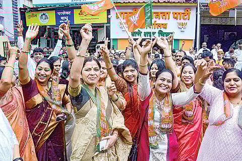 மகாராஷ்டிராவில் காலியாக இருந்த 6 மாநிலங்களவை எம்.பி.க்கான தேர்தல் நேற்று முன்தினம் நடைபெற்றது. இதில் 3 இடங்களில் பாஜக வேட்பாளர்கள் வெற்றி பெற்றதையடுத்து, தாணேவிலுள்ள பாஜக அலுவலகத்தில் நேற்று வெற்றியைக் கொண்டாடிய பாஜக பெண் தொண்டர்கள்.படம்: பிடிஐ