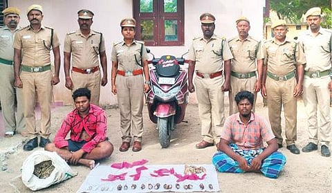 வானூர் அருகே நாட்டு வெடிகுண்டுகளுடன் கைது செய்யப்பட்டவர்கள்.