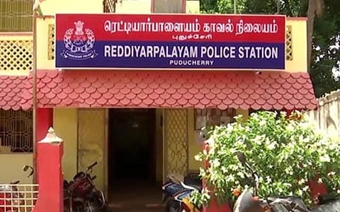 புதுச்சேரி | இளைஞர் தற்கொலை விவகாரம்: பெண் மீது நடவடிக்கை எடுக்கக்கோரி உறவினர்கள் காவல் நிலையம் முற்றுகை