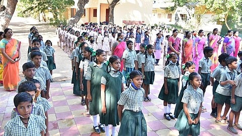 சென்னையில் கோடை விடுமுறை முடிந்து பள்ளிகள் இன்று திறக்கப்பட்டன.மெரினா கடற்கரை சாலையில் உள்ள லேடி வெலிங்டன் பள்ளியில் இன்று பள்ளிக்கு வந்த மாணவர் களுக்கு புதிய பாட புத்தகங்களை தலைமையாசிரியர் வழங்கினார் | படங்கள்: எல்.சீனிவாசன்.