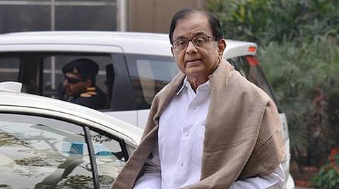 டெல்லி போலீஸ் தாக்கியதில் ப.சிதம்பரத்தின் விலா எலும்பில் முறிவு - காங்கிரஸ் குற்றச்சாட்டு