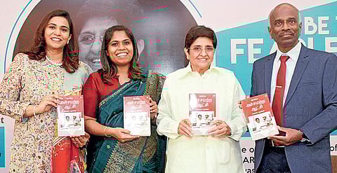 சென்னையில் நேற்று நடைபெற்ற, புதுச்சேரி முன்னாள் ஆளுநர் கிரண்பேடி எழுதிய ‘அச்சமற்ற ஆட்சி’ என்ற நூல் வெளியீட்டு விழாவில் பங்கேற்ற (இடமிருந்து) ஃபிக்கி அமைப்பின் சென்னை பிரிவுத் தலைவர் பிரசன்னா வசனாடு, சத்யபாமா அறிவியல், தொழில்நுட்பக் கல்லூரி வேந்தர் மரியஜீனா ஜான்சன், முன்னாள் ஐஏஎஸ் அதிகாரி தேவநீதிதாஸ்.படம்: பு.க.பிரவீன்