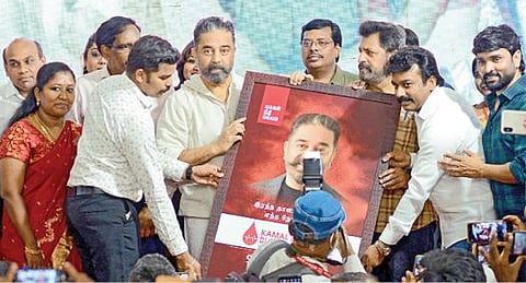 மக்கள் நீதி மய்யம் சார்பில் கமல் ரத்த தான குழுவை சென்னை ஆழ்வார் பேட்டையில் உள்ள தலைமை அலுவலகத்தில் கட்சித் தலைவர் கமல்ஹாசன் நேற்று தொடங்கி வைத்தார். படம்: பு.க.பிரவீன்