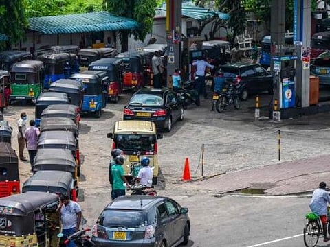 இலங்கையில் மீண்டும் நெருக்கடி: இனி ரேஷன் முறையில் பெட்ரோல்- டீசல்: அரசு ஊழியர்களுக்கு 3 நாட்கள் விடுமுறை