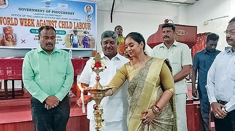 புதுவை அரசு தொழிலாளர் துறை சார்பில் குழந்தை தொழிலாளர் எதிர்ப்பு வார விழிப்புணர்வு கருத்தரங்கை அமைச்சர் சந்திர பிரியங்கா குத்து விளக்கேற்றி தொடக்கி வைத்தார்.