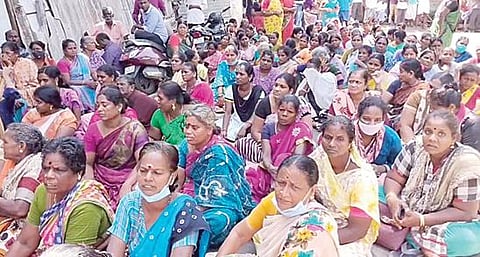 சிட்லபாக்கம் ஏரியை ஆக்கிரமித்து வீடுகளைக் கட்டியுள்ள ராமகிருஷ்ணாபுரம் பகுதி மக்களை அங்கிருந்து வெளியேற்றும் வகையில், மாற்று வீடு வழங்குவதற்காக வந்த அதிகாரிகளிடம் அதற்கான டோக்கனை வாங்க மறுத்து அப்பகுதி மக்கள் நேற்று திடீர் சாலை மறியல் போராட்டத்தில் ஈடுபட்டனர். படங்கள்: எம்.முத்துகணேஷ்