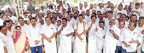 காங்கிரஸ் மூத்த தலைவர் ராகுல் காந்திக்கு அமலாக்கத் துறை சம்மன் அனுப்பியதை கண்டித்து சத்தியமூர்த்தி பவன் நுழைவுவாயில் அருகே தமிழக காங்கிரஸ் தலைவர் கே.எஸ்.அழகிரி தலைமையில் நேற்று ஆர்ப்பாட்டம் நடந்தது. உடன் சட்டப்பேரவை காங்கிரஸ் தலைவர் செல்வப்பெருந்தகை மற்றும் நிர்வாகிகள்.படம்: பு.க.பிரவீன்