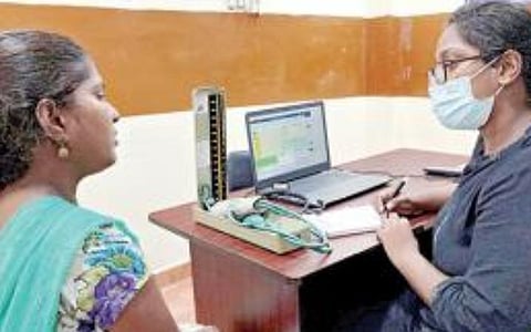 சென்னை திருவல்லிக்கேணி, தேரடி வீதியில் உள்ள சைமா மருத்துவ மையத்தில் நோயாளிக்கு சிகிச்சை அளிக்கும் மருத்துவர்.