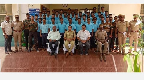 உயர் அதிகாரிகளுடன் பயிற்சியை நிறைவு செய்து சான்றிதழ்கள் பெற்ற 120 மீனவ இளைஞர்கள்.