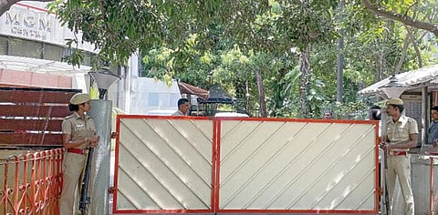 சென்னை மயிலாப்பூர் ராதாகிருஷ்ணன் சாலையில் உள்ள எம்ஜிஎம் குழும அலுவலகத்தில் வருமான வரித் துறையினர் நேற்று சோதனை நடத்தினர். அலுவலகத்துக்கு வெளியே துப்பாக்கி ஏந்திய போலீஸ் பாதுகாப்பு போடப்பட்டிருந்தது.படம்: பு.க.பிரவீன்