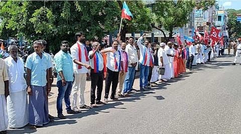 காரைக்காலில் மனித சங்கிலி போராட்டத்தில் ஈடுபட்ட மதச்சார்பற்ற முற்போக்கு கூட்டணிக் கட்சியினர்