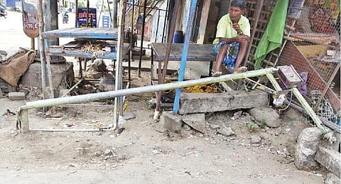 எலவனாசூர்கோட்டை பேருந்து நிறுத்தம் அருகே அமைக்கப்பட்டிருந்த கேமரா கம்பம் சாய்ந்து கிடக்கிறது.