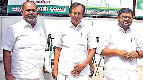 சென்னை ராயப்பேட்டையில் உள்ள அதிமுக தலைமை அலுவலகத்தில் நேற்று நடைபெற்ற ஆலோசனையில் பங்கேற்க வந்த பொன்னையன், ஆர்.பி.உதயகுமார், செம்மலை, வைகைச் செல்வன் உள்ளிட்டோர்.படங்கள் ம.பிரபு