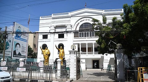 அதிமுக கட்சி விதிகளில் திருத்தங்கள் செய்ய தடை கோரி உயர் நீதிமன்றத்தில் மனு