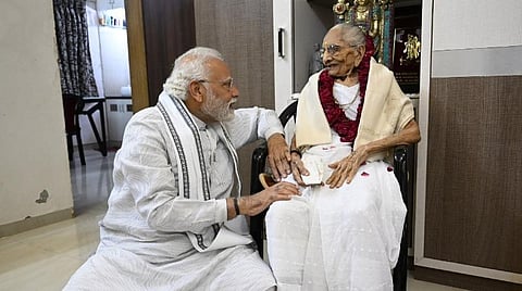 தனது தாயாருடன் பிரதமர் மோடி