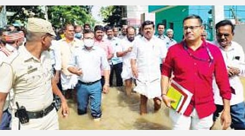 திருப்பத்தூர் ஹவுசிங் போர்டு பகுதியில் வெள்ளநீர் சூழ்ந்த பகுதியை மாவட்ட ஆட்சியர் அமர் குஷ்வாஹா, சட்டப்பேரவை உறுப்பினர் நல்லதம்பி உள்ளிட்டோர் நேற்று நேரில் ஆய்வு செய்தனர்.