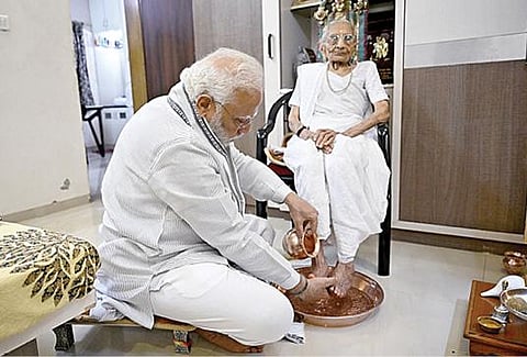 100-வது ஆண்டில் நேற்று அடியெடுத்து வைத்த தனது தாய் ஹீராபா மோடிக்கு, குஜராத் காந்தி நகரில் உள்ள இல்லத்தில் பாதபூஜை செய்தார் பிரதமர் மோடி