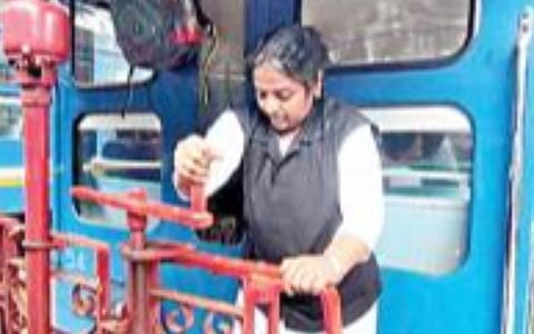 நீலகிரி மலை ரயிலில் முதல் 'பிரேக்ஸ் உமன்' சிவஜோதி.